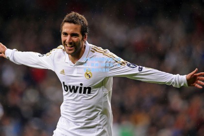 彩经网官网首页：铃木彩艳获欧洲豪门关注，亚洲门神宣言，以世界最强为目标