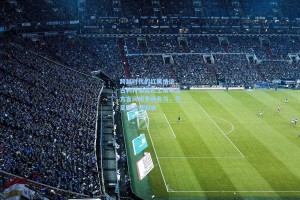 彩经网彩票走势图大全-跨越时代的红黑情谊，古利特颁奖礼上用米兰方言问候多纳鲁马，引足坛温情回响