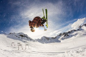 彩经网-四球横扫对手展强势，积分榜上排名现谜题，男足赛场表现引深思