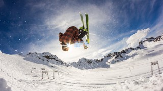 【彩经网官网首页】谷爱凌再创历史 自由式滑雪世界杯摘金展现王者风范